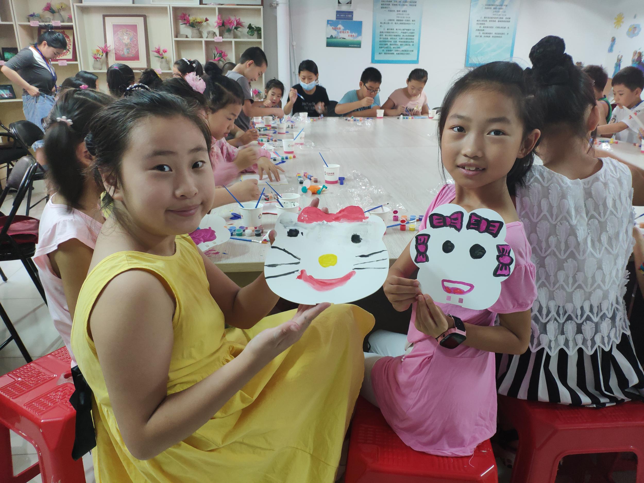 彩霞社区团支部携手优胜教育开展“手绘摇扇送清凉”青少年暑期实践活动