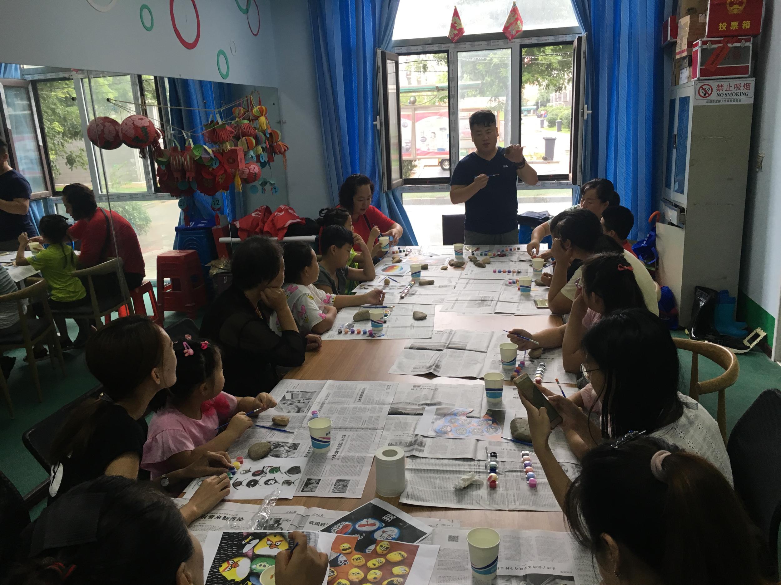 新塔社区携手雅砾沙画工作室开展“小石头大变身环保在我心”创意石头画助力...