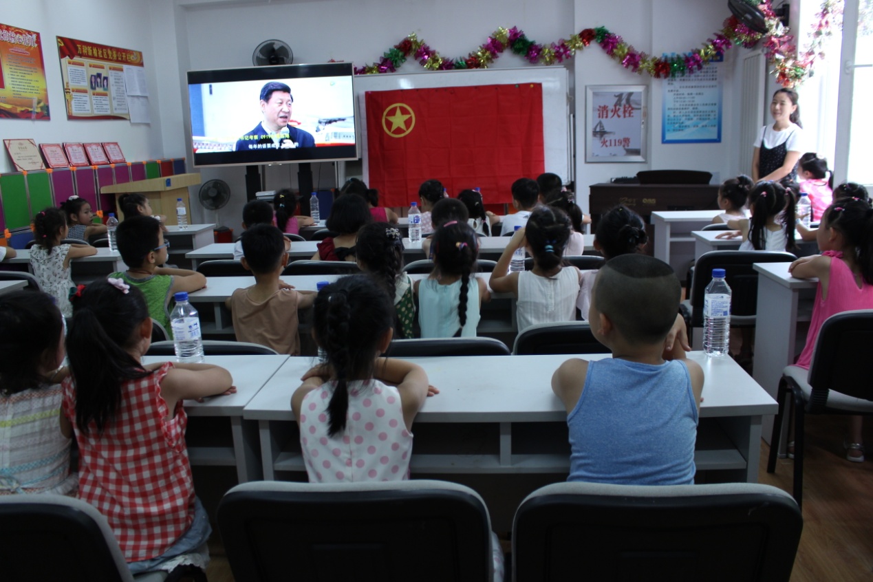 浑河站东街道万科新榆社区组织辖区内青少年观看记录片《厉害了，我的国》