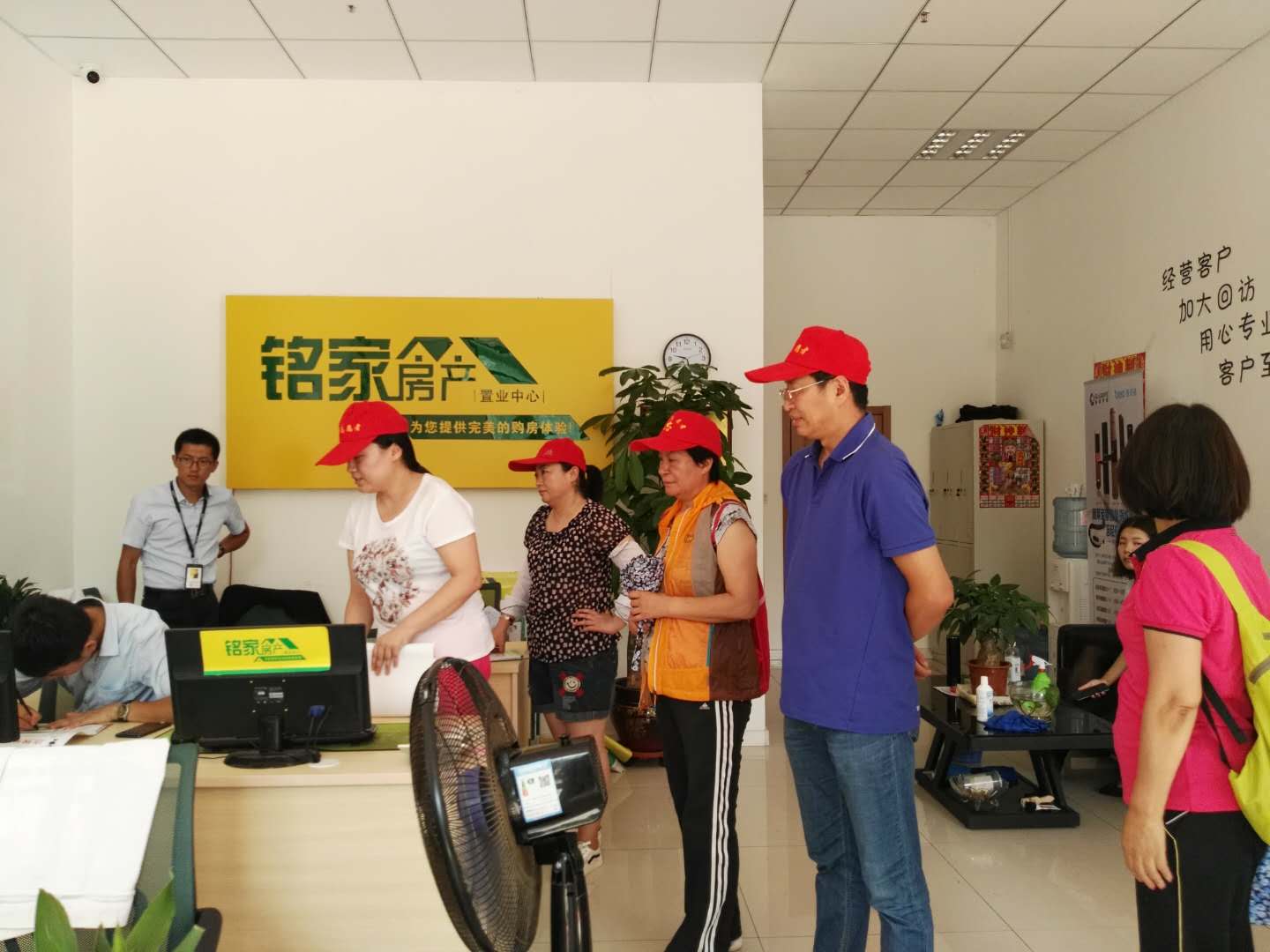 创卫进行时---——走访沿街商户落实门前三包统一行动