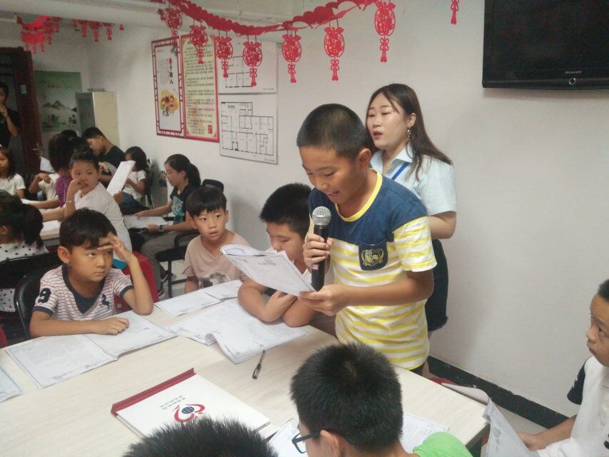 彩霞社区团支部携手优胜教育开展“七彩夏日 乐享假期”故事会活动