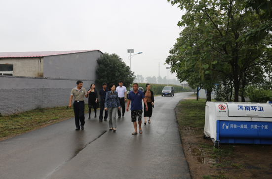 工青妇残主要领导到望滨街道进行“三城联创”早巡检