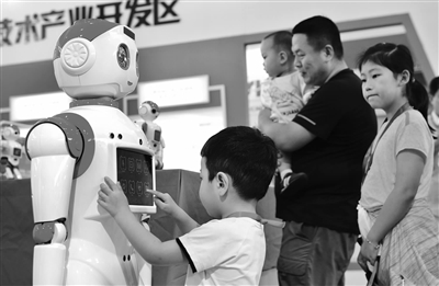 沈阳造机器人给制博会添彩