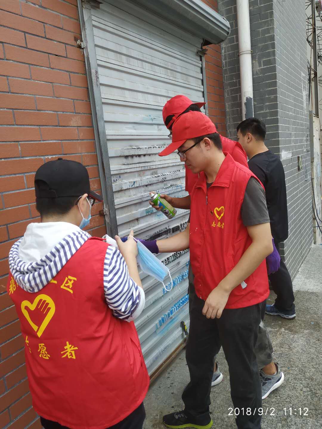 浑河站东街道糖厂子社区与东北大学志愿服务团队开展“全面贯彻门前三包，深...