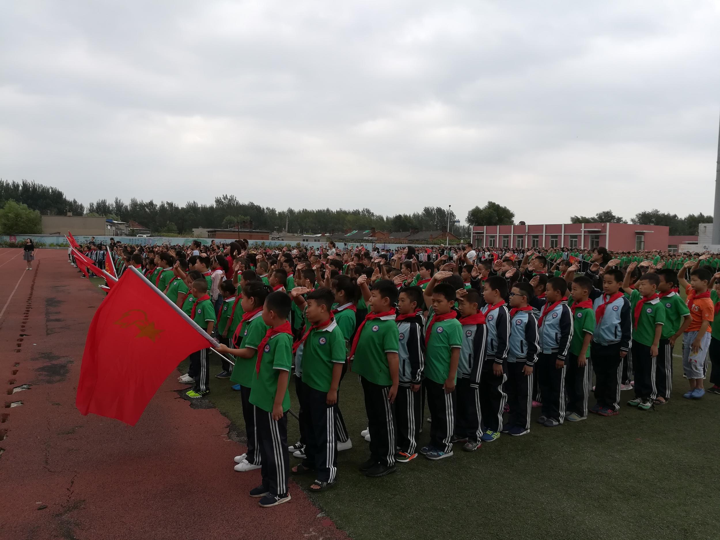 浑南区深井子小学举行“做好人懂规则创三城共参与”主题升旗仪式