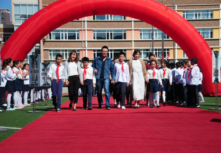 浑南二校开展“谢谢您的爱”教师节主题活动