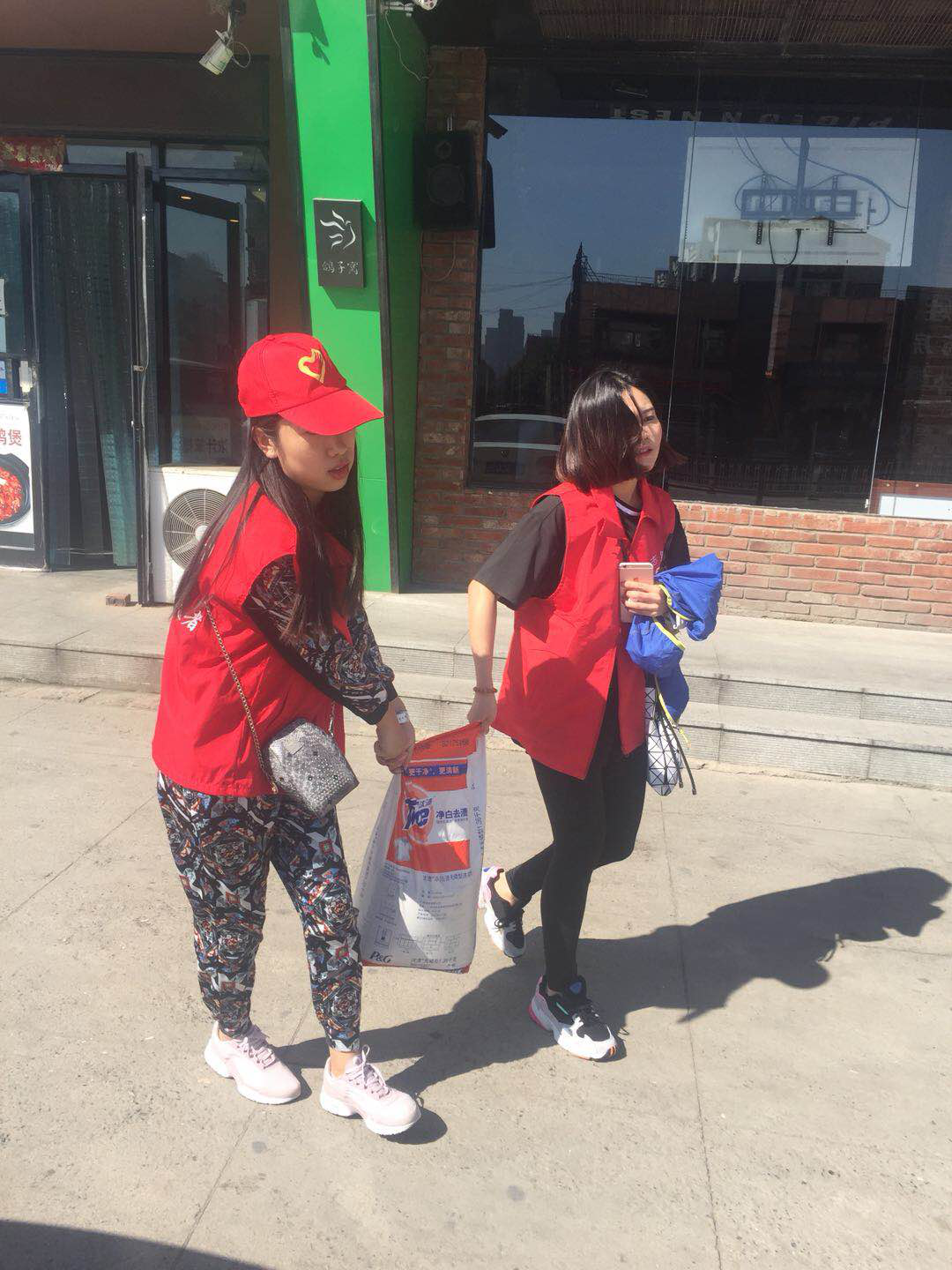 男女老少齐上阵 人人争当志愿者——创城志愿者用行动助推创城，用责任温暖城市