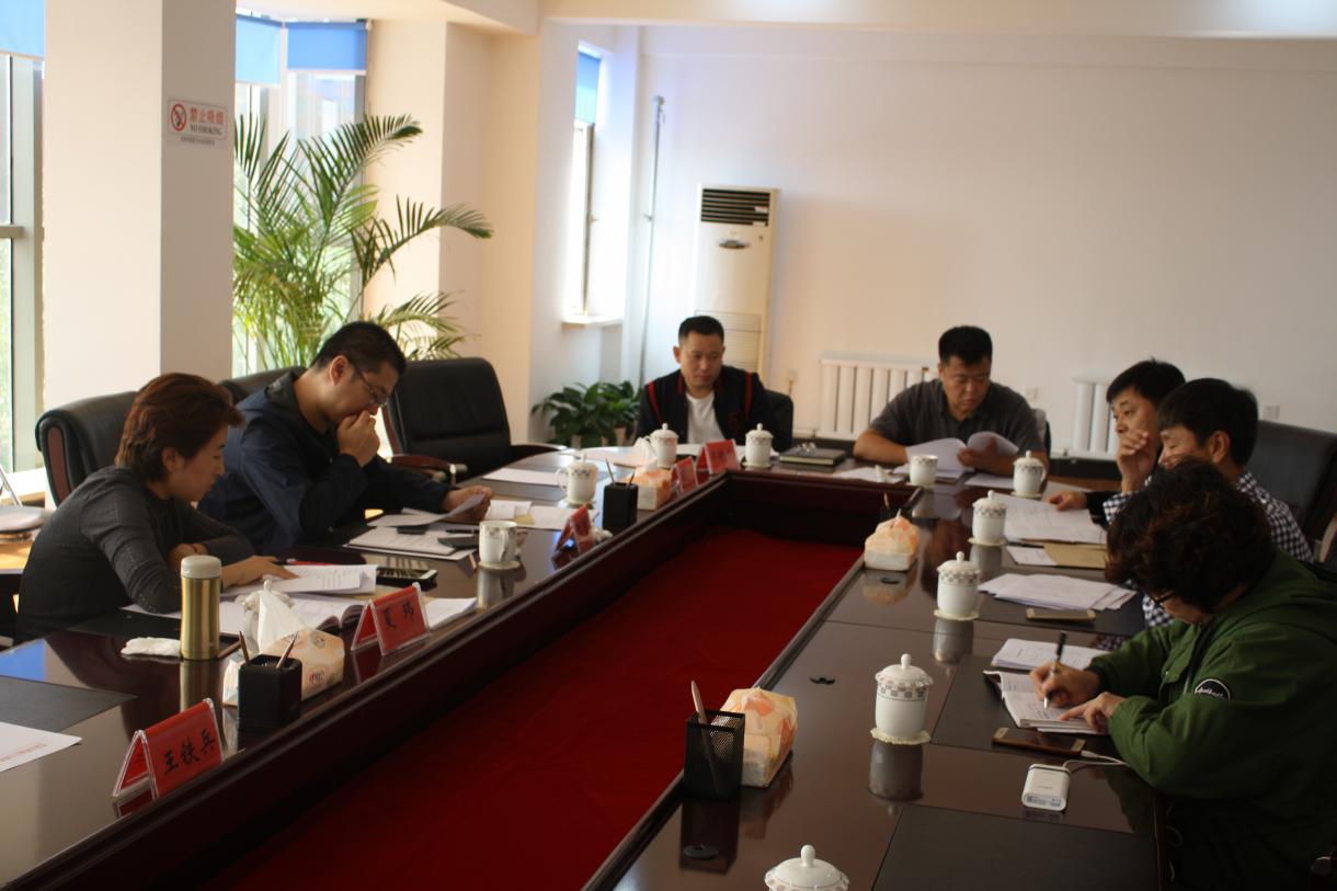 白塔街道召开环保督查紧急行政办公会议并会后主要领导巡查域内黑臭水体情况