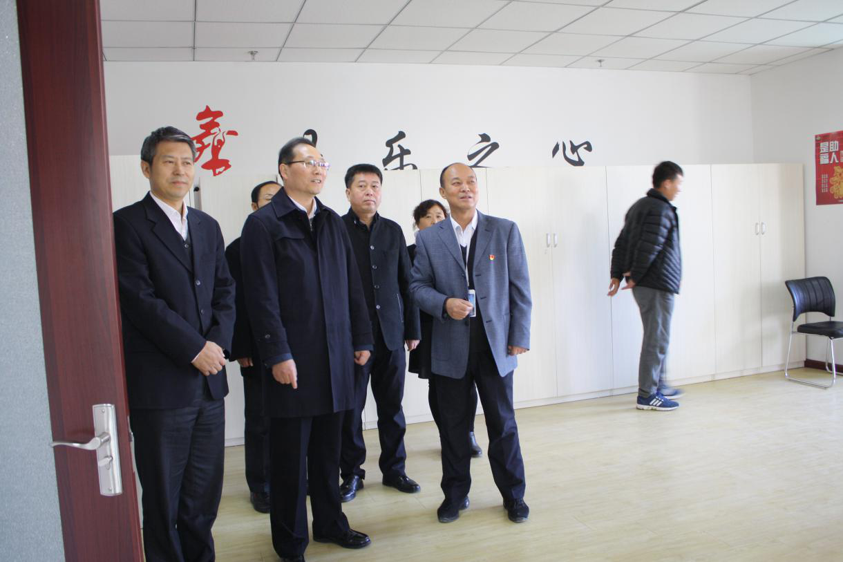 省委领导进社区传递温暖正能量