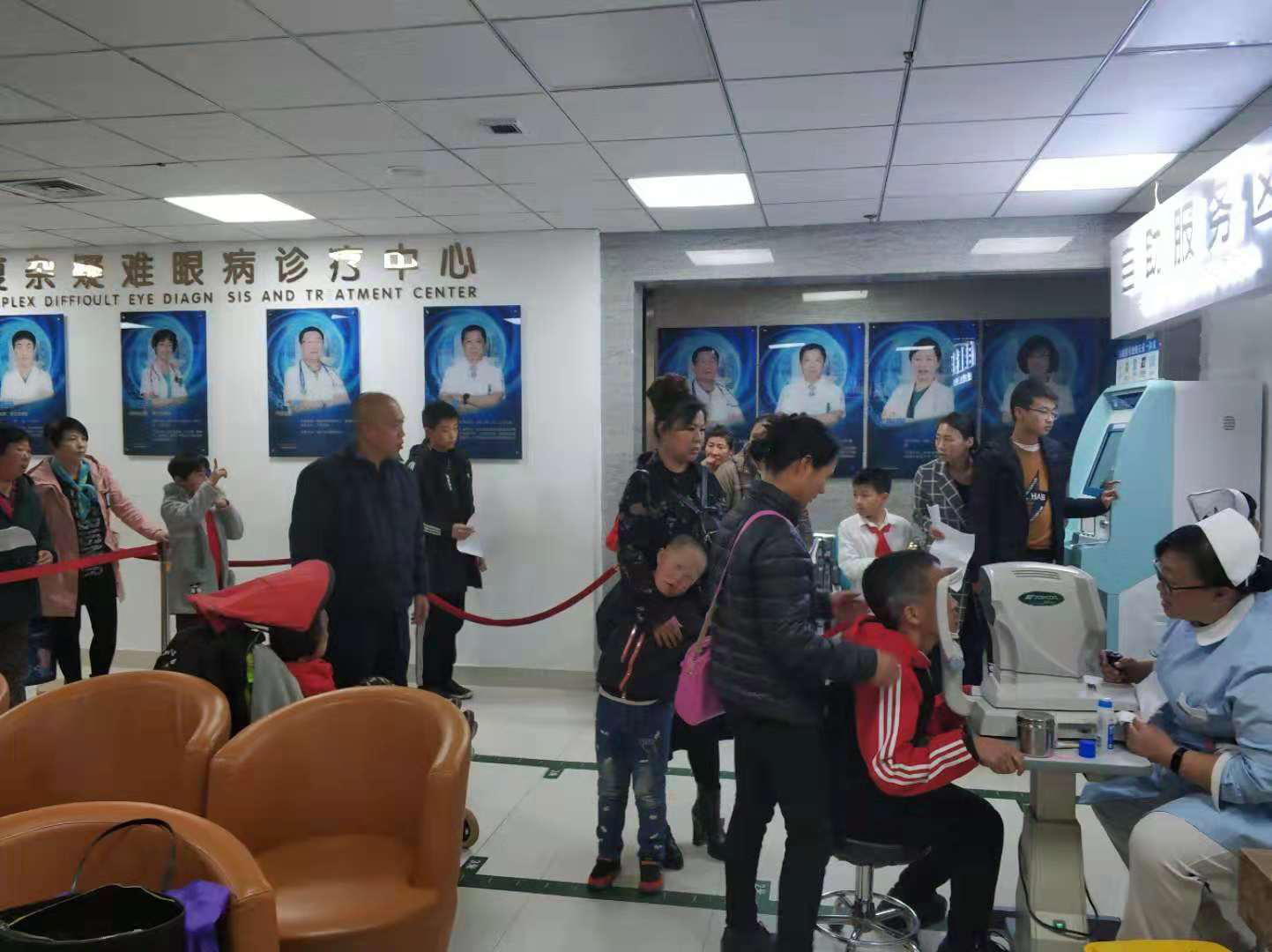 困境儿童眼病筛查中的孩子家长及我们——浑南区妇联组织困境儿童开展眼病筛...