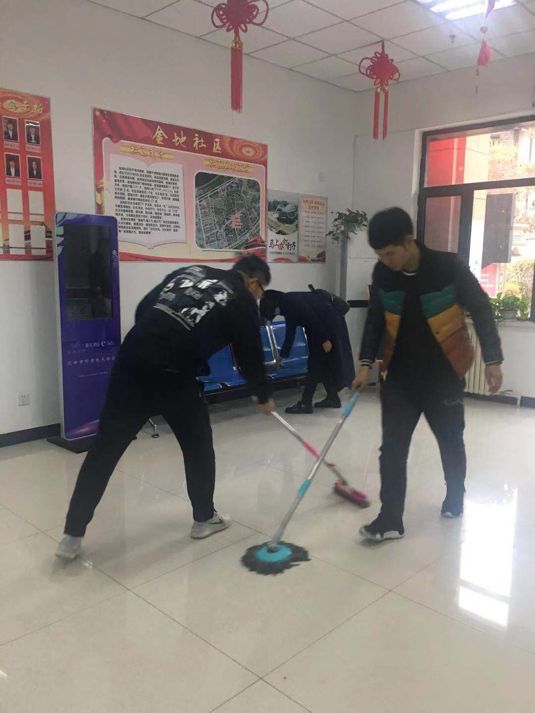 沈阳建筑大学第二批志愿服务团队到五三街道金地社区开展“三城联创”清扫活动