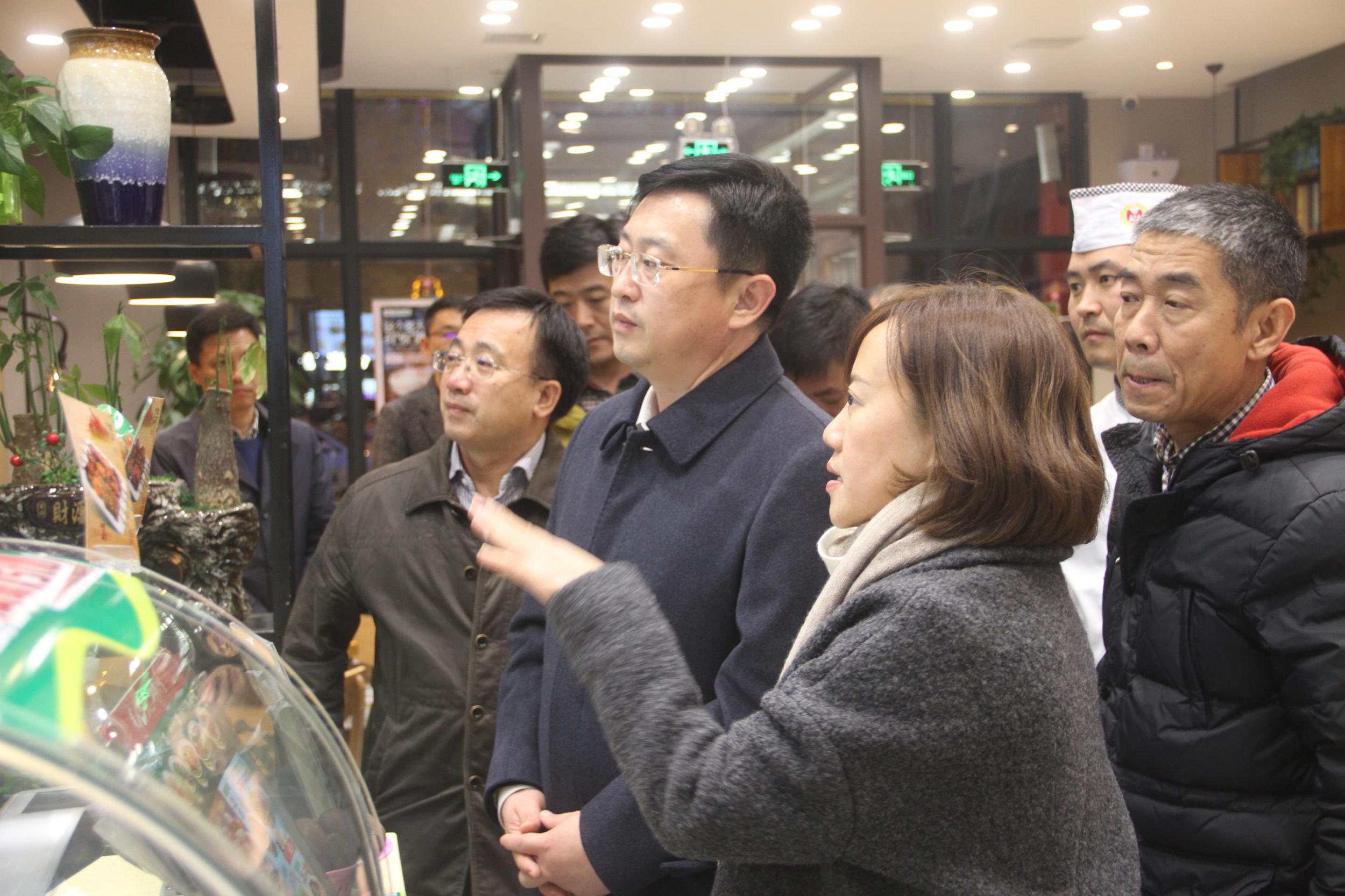 浑南区委书记单义夜查创卫重要点位