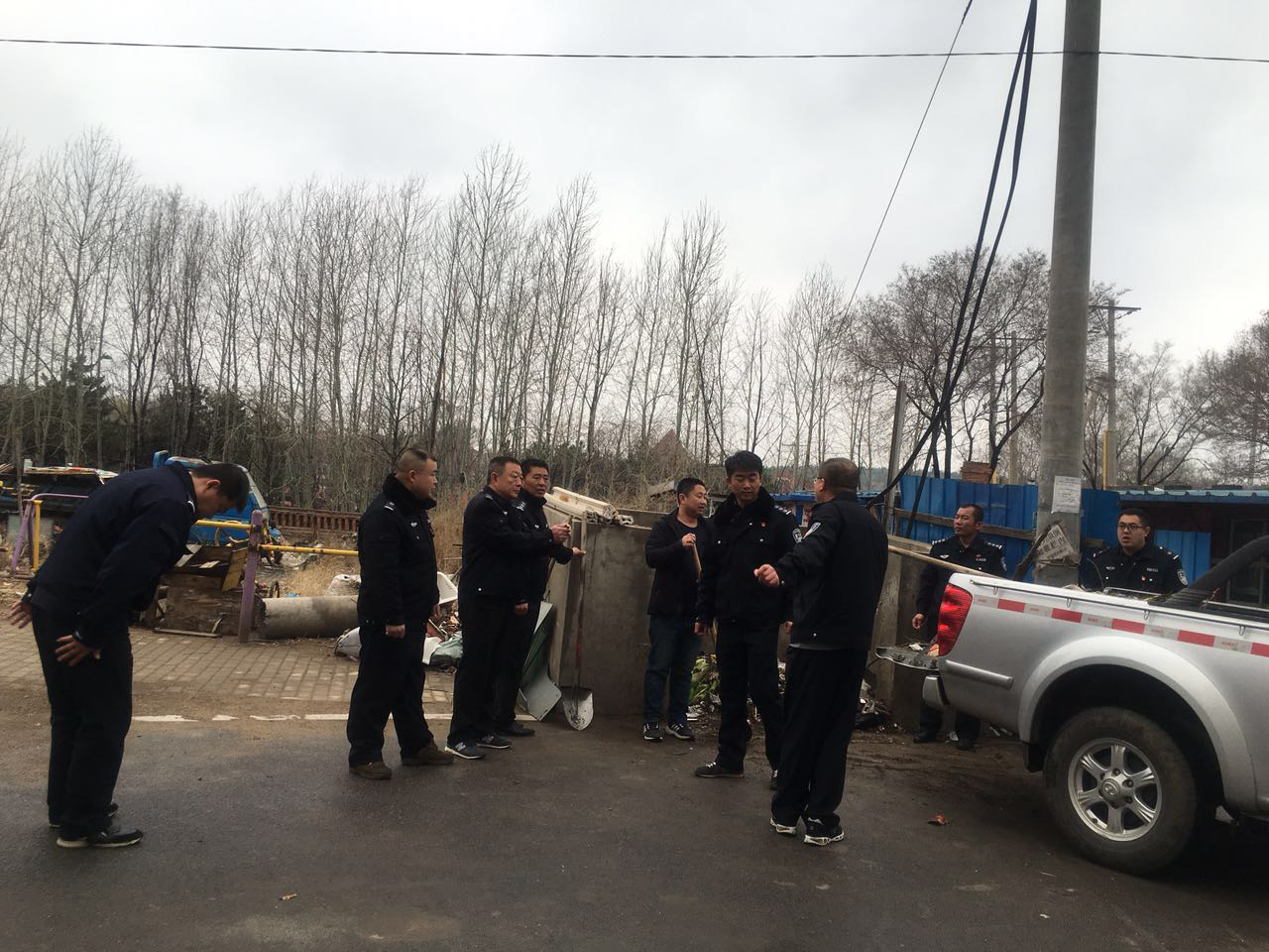 营造人人参与卫生创建的浓厚氛围，激发人人参与的主动性和积极性——满堂街...