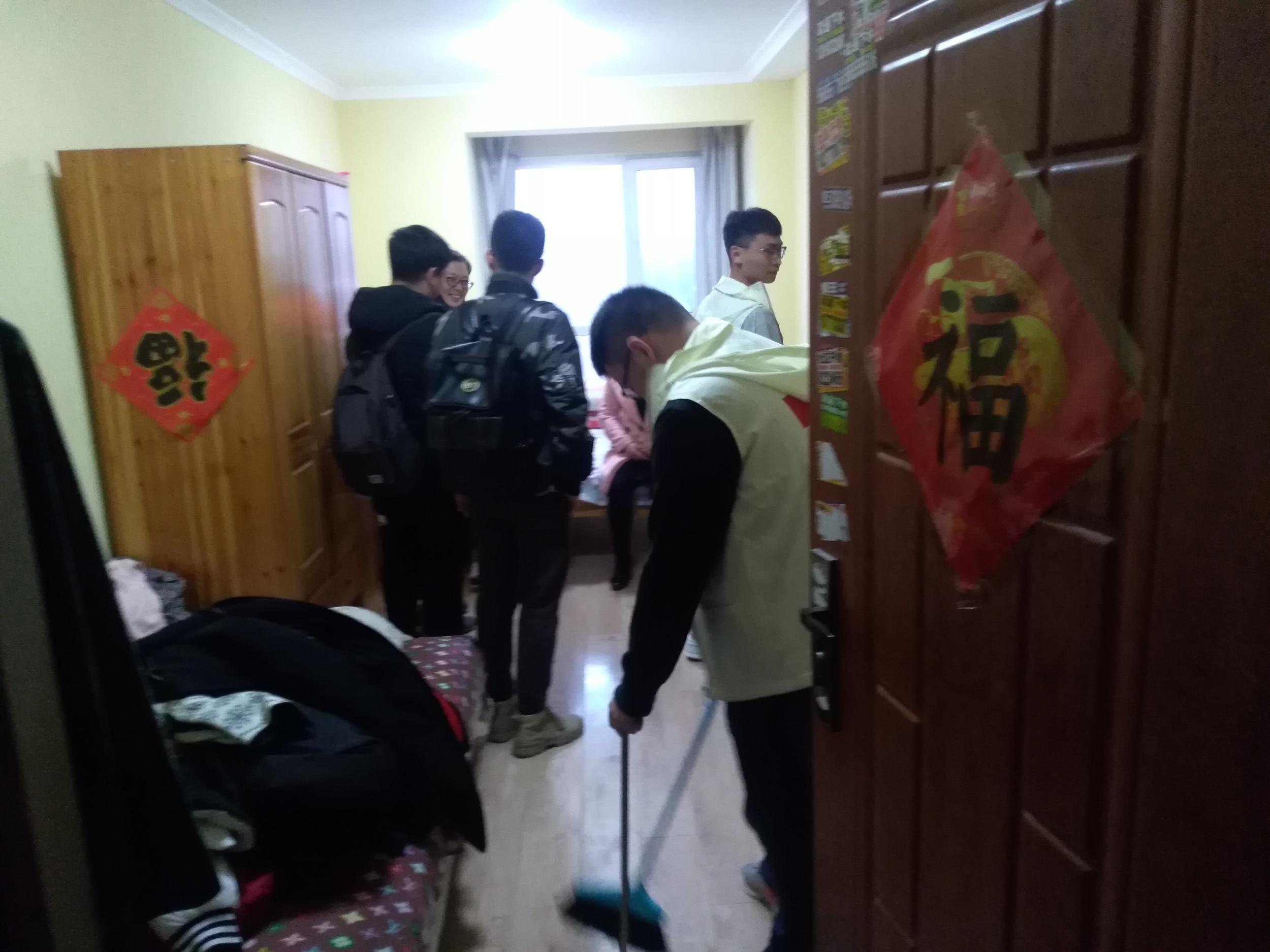 五三街道优品天地社区党支部开展入户帮扶爱心传递活动