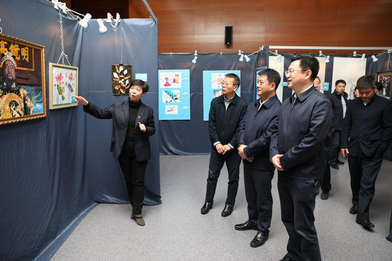 市纪委、监委领导参观浑南廉政建设主题书画展