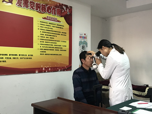 文华苑社区党支部开展“党建惠民生·光明伴你行”主题眼科义诊活动