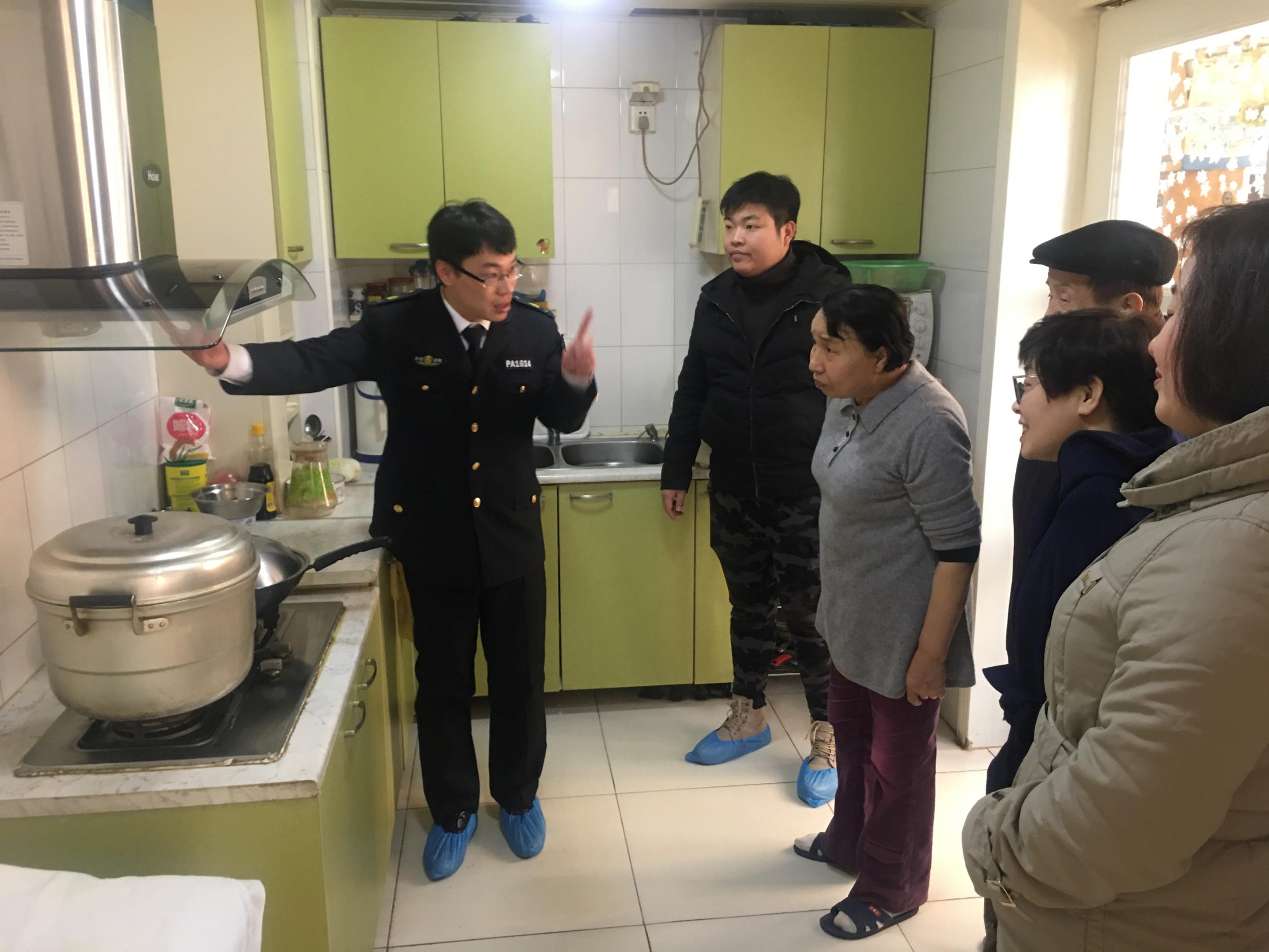 五三街道金水花城社区开展冬季消防安全入户宣传帮助居民查隐患