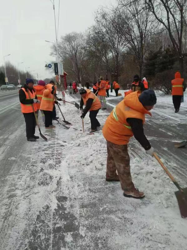 齐心协力迎战首场降雪 保畅攻坚方便市民出行