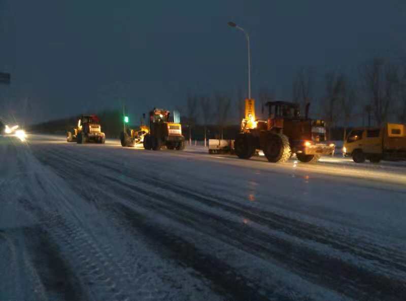 迎战中雪——交通中心公路保障队伍连夜奋战 保一方出行平安