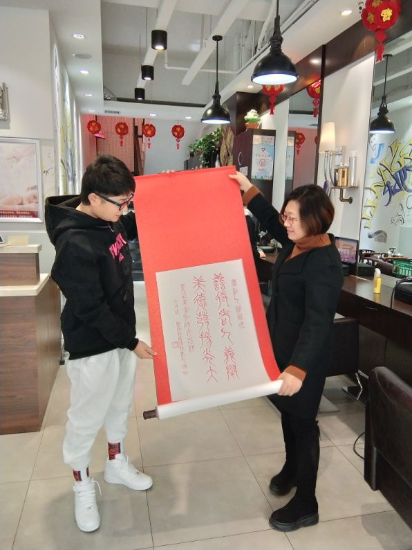 五三街道慧缘社区商户——树立文明风尚，关爱园区老人