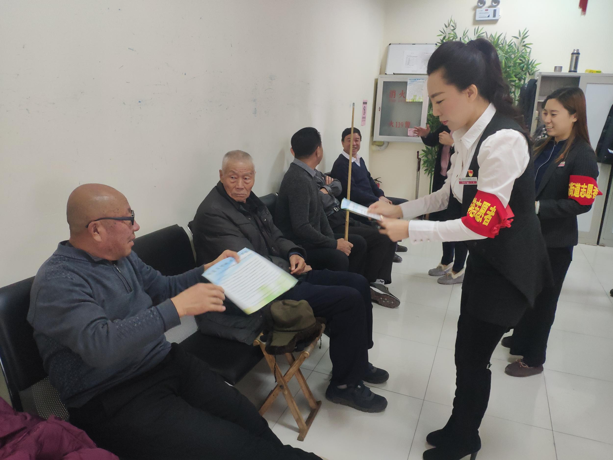 彩霞社区携手共建单位开展志愿服务活动