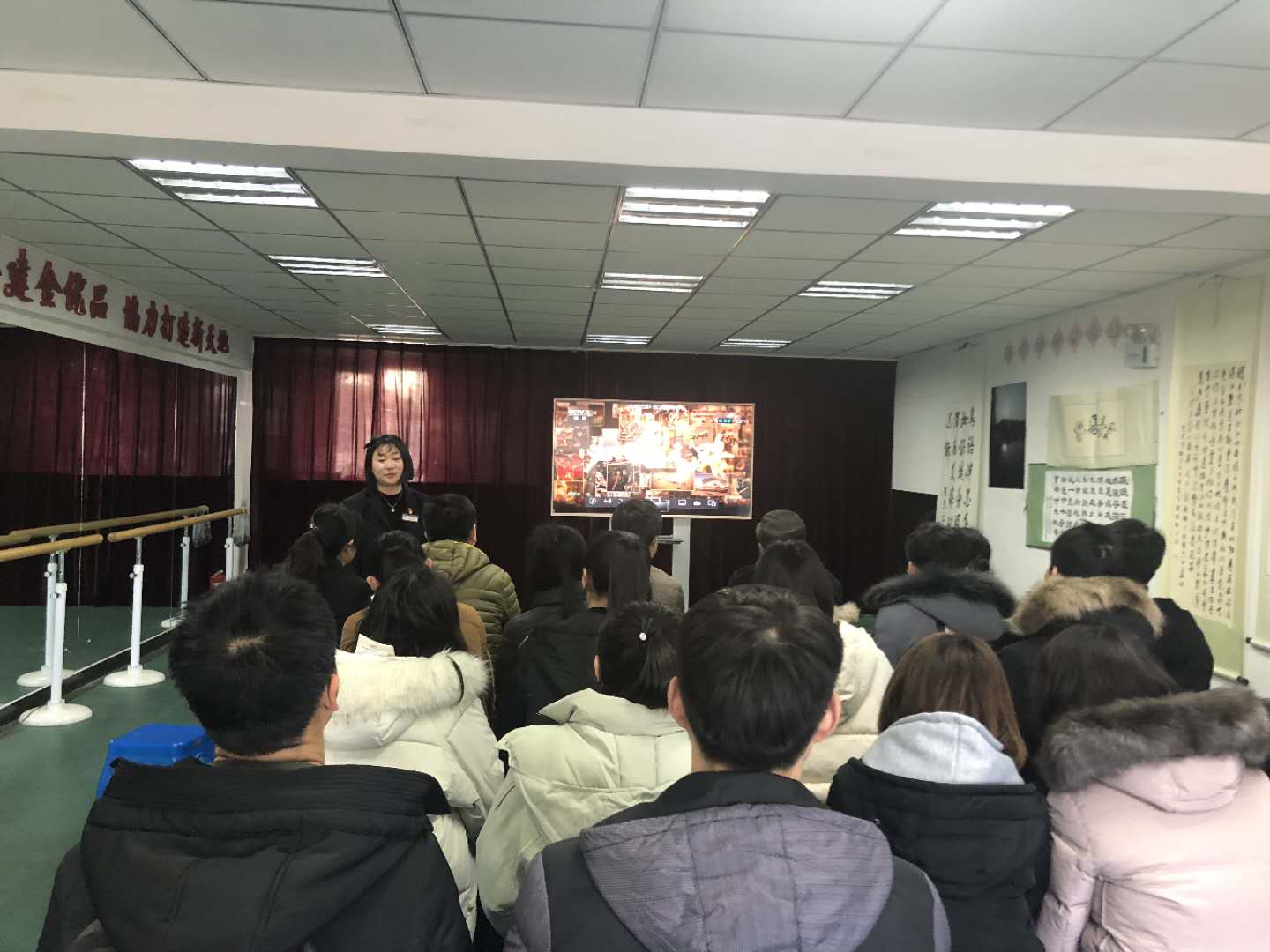 优品天地社区志愿宣讲小分队组织集体备课观看《必由之路》专题片并开展大讨论