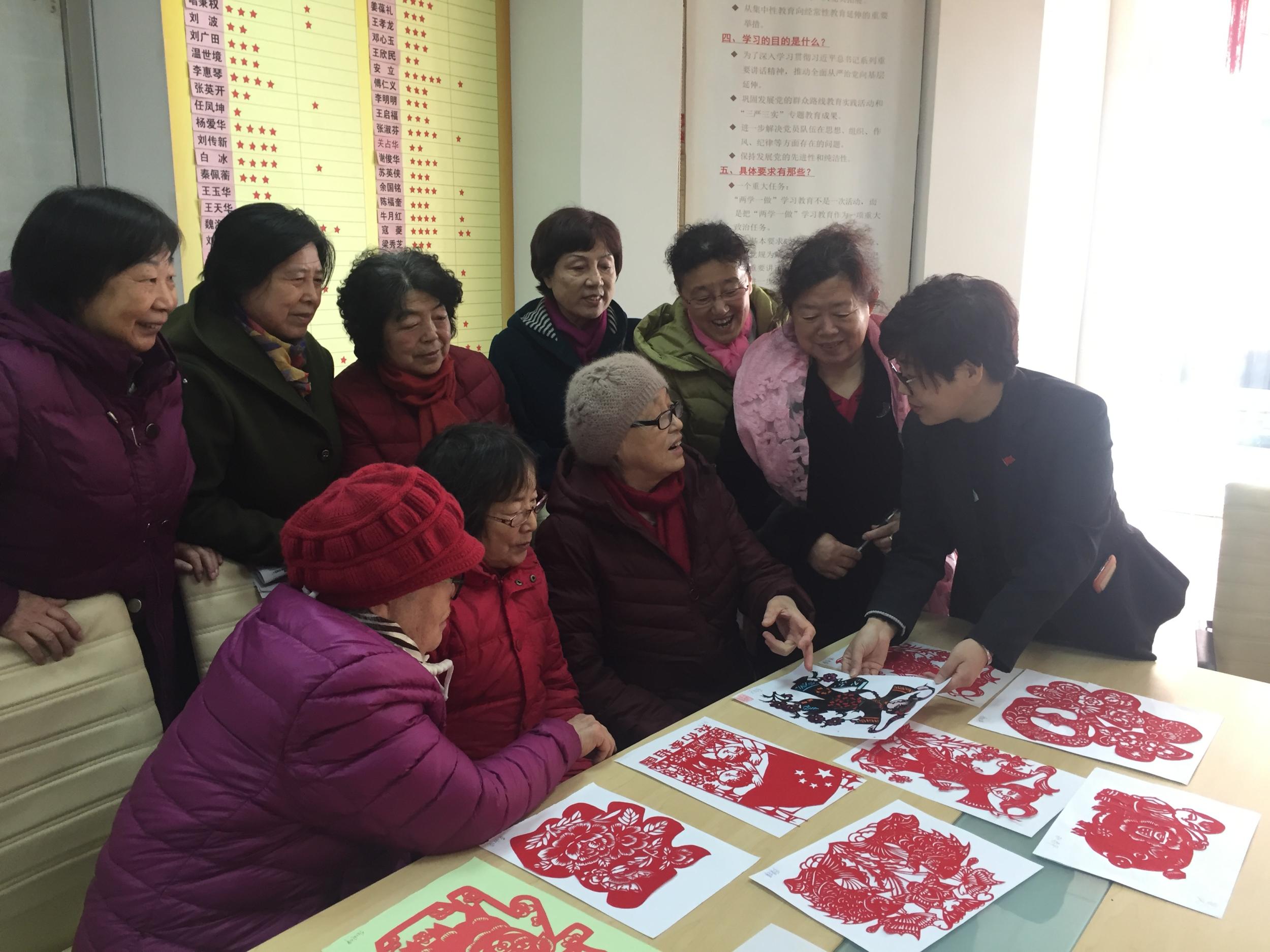 五三街道金水花城社区传承剪纸文化为庆祝改革开放40周年献礼