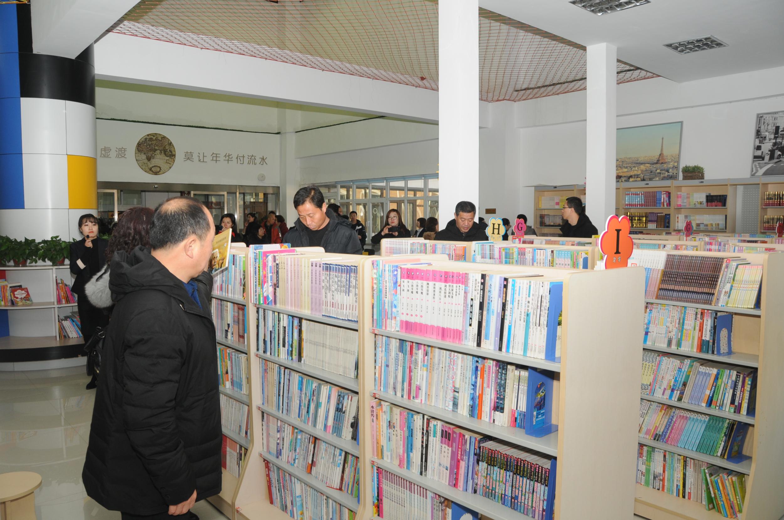 朝阳市教育系统图书管理工作者参观浑南“最美书屋”