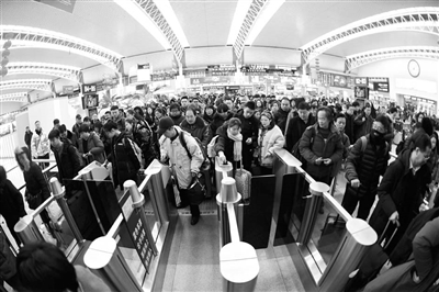 车站机场人如潮 人工智能助安全