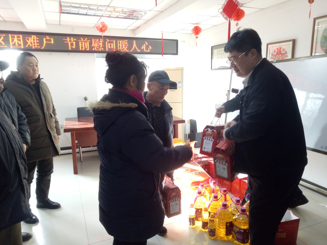 “心系社区困难户节前慰问暖人心”——五三街道嘉华社区党总支携手共建单位...