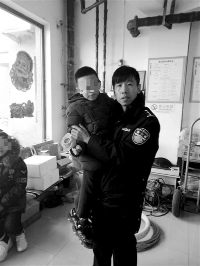 家长商场买东西时大意丢孩子 民警帮忙找回