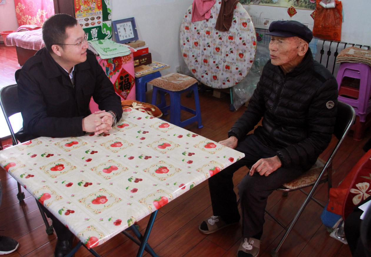 浑南区政府区长王心宇看望慰问老党员和低保户