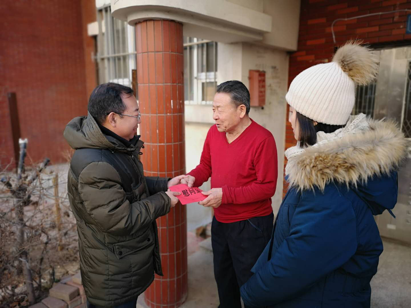 五三街道领导春节前走访慰问在水一方社区困难党员送温暖