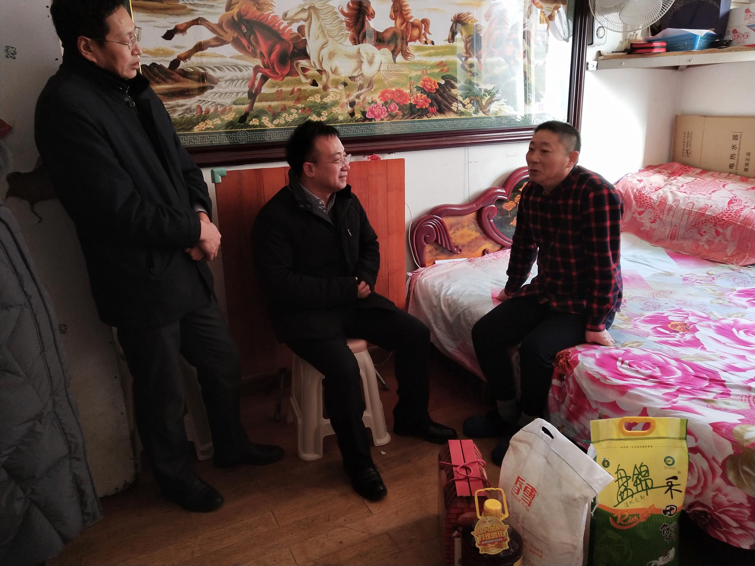 走访慰问困难户惠民政策落实处——常务副区长裴希岩走访慰问低保户、残疾人...