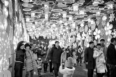 上元之夜 沈城23万人赏花灯闹元宵