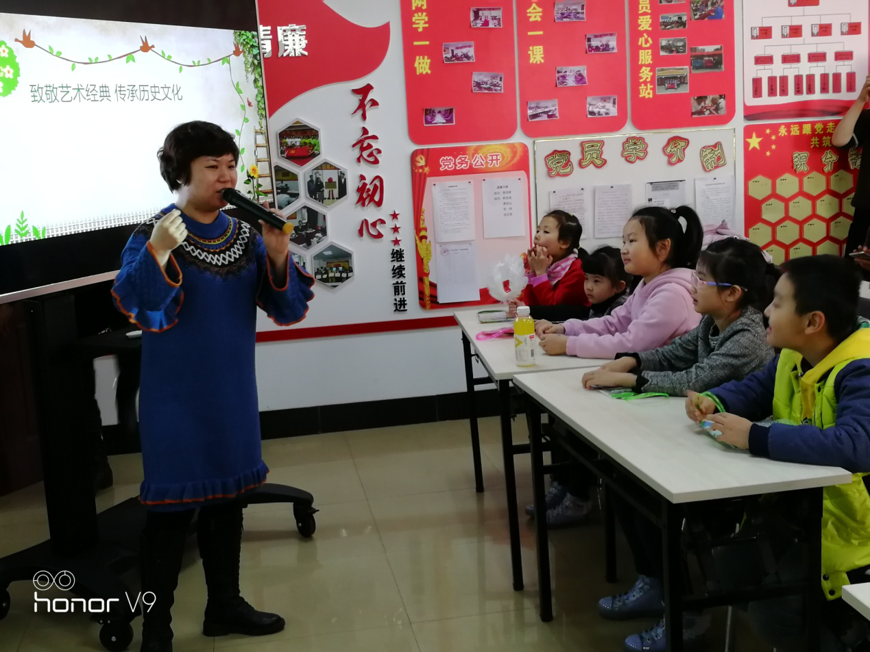 在水一方社区团支部开展“致敬艺术经典传承历史文化”主题青少年假期活动