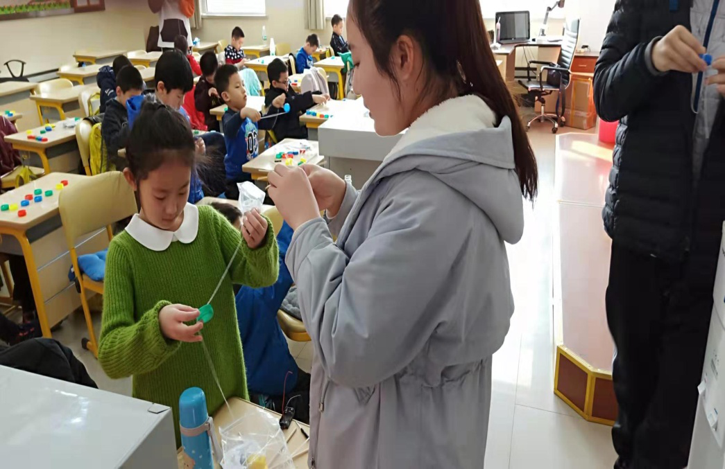 嘉华社区工会志愿者积极参加“冬令营”志愿服务