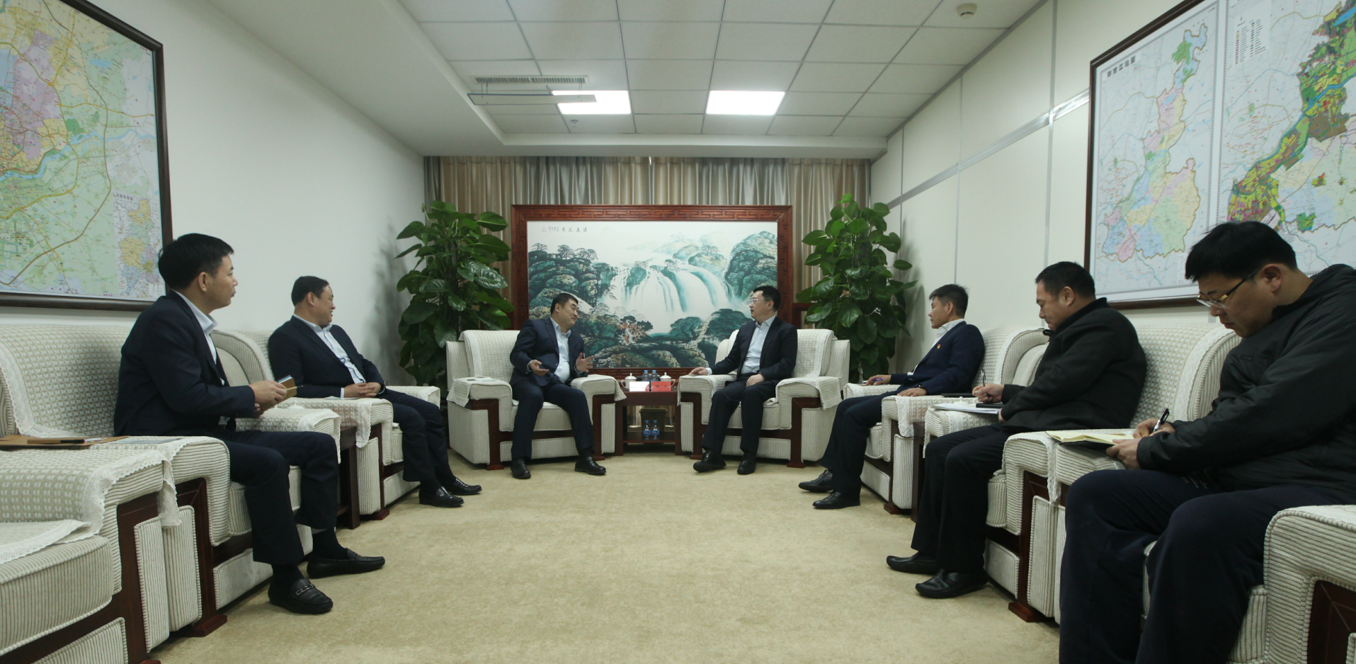 浑南区委书记单义会见万锦控股董事长朱洪