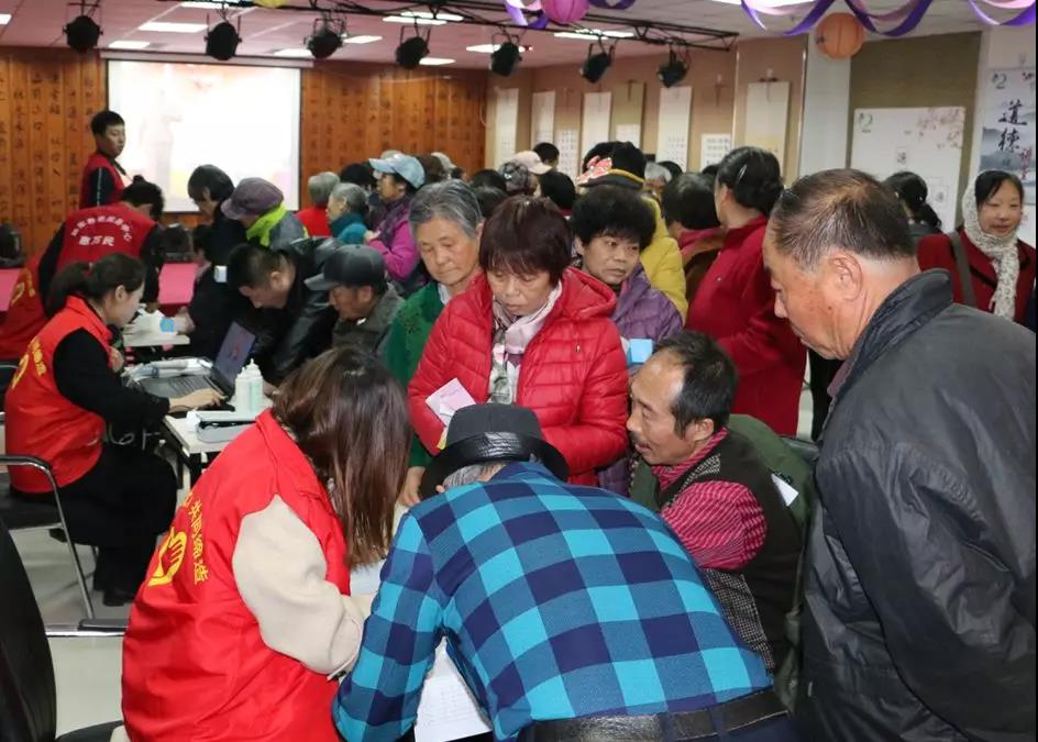 桃源社区开展“弘扬雷锋精神打造健康桃源”义诊活动