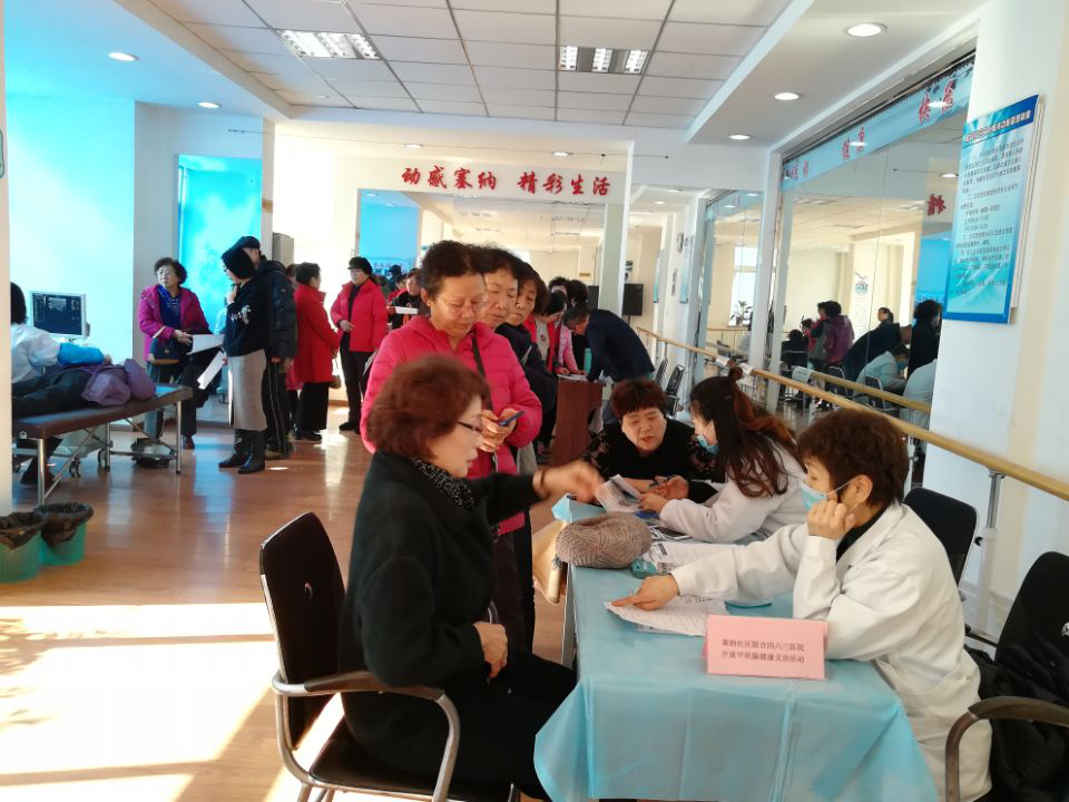 塞纳社区团支部联合解放军第463医院开展“发扬雷锋精神便民义诊进社区”志...