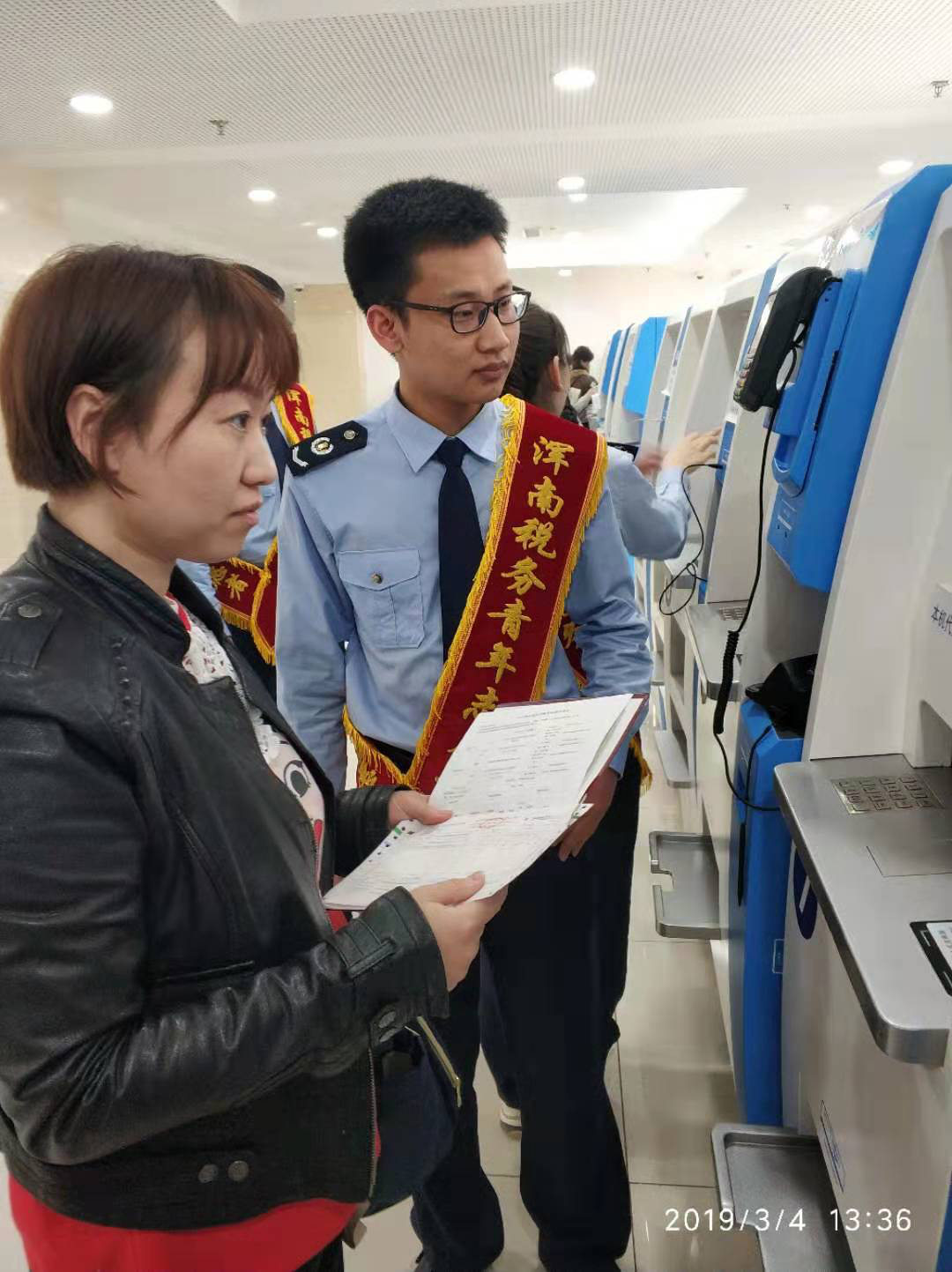 浑南区税务局高新区税务局团委联合开展“立足岗位学雷锋便民办税沐春风”主...