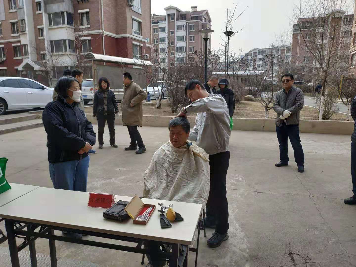 志愿服务社区暖民心——在水一方社区免费理发修家电