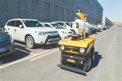 跟着新松公司研发的5G智能巡检机器人“大眼萌娃”去巡检