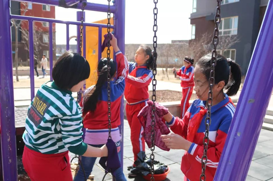 浑南区第十二小学开展“走进社区做清洁小卫士”雷锋月系列活动