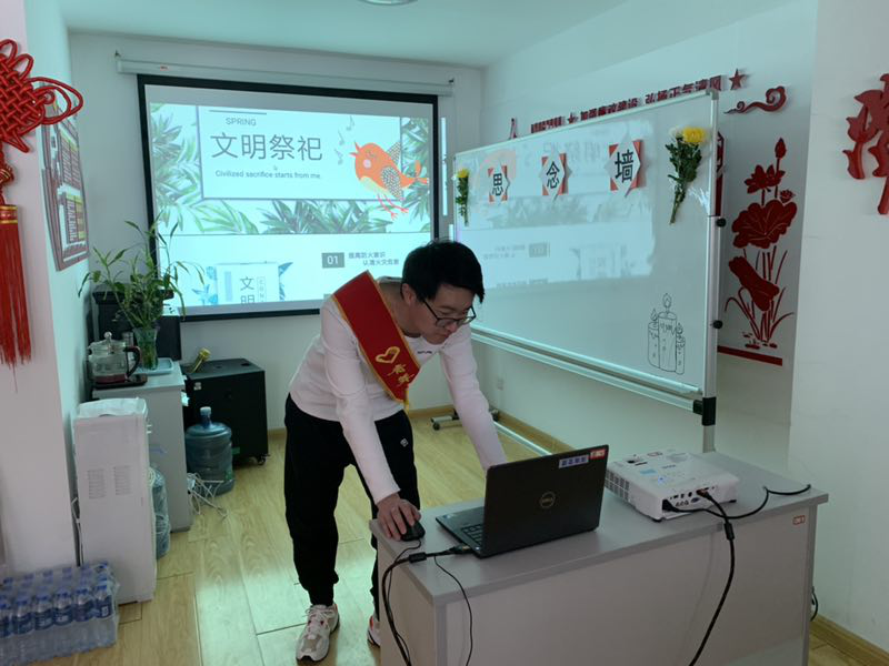 丽城社区团支部与东北大学第二批志愿服务团队联合开展“鲜花便笺寄思念，共...