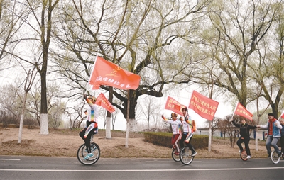 浑河岸边，演绎独轮车独特魅力