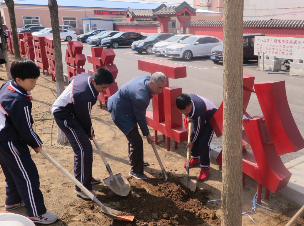 沈阳市第七十二中学开展“我与小树共成长?百校万树”植树活动