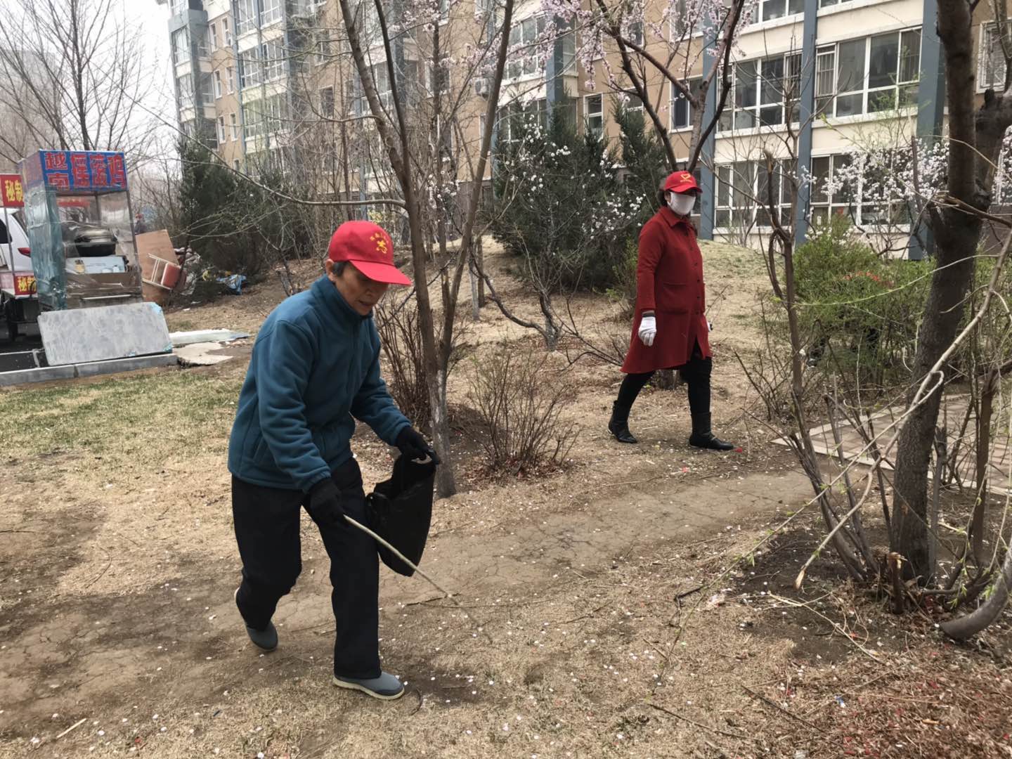 清洁沈阳 你我共行——文华苑社区党员志愿者清洁活动