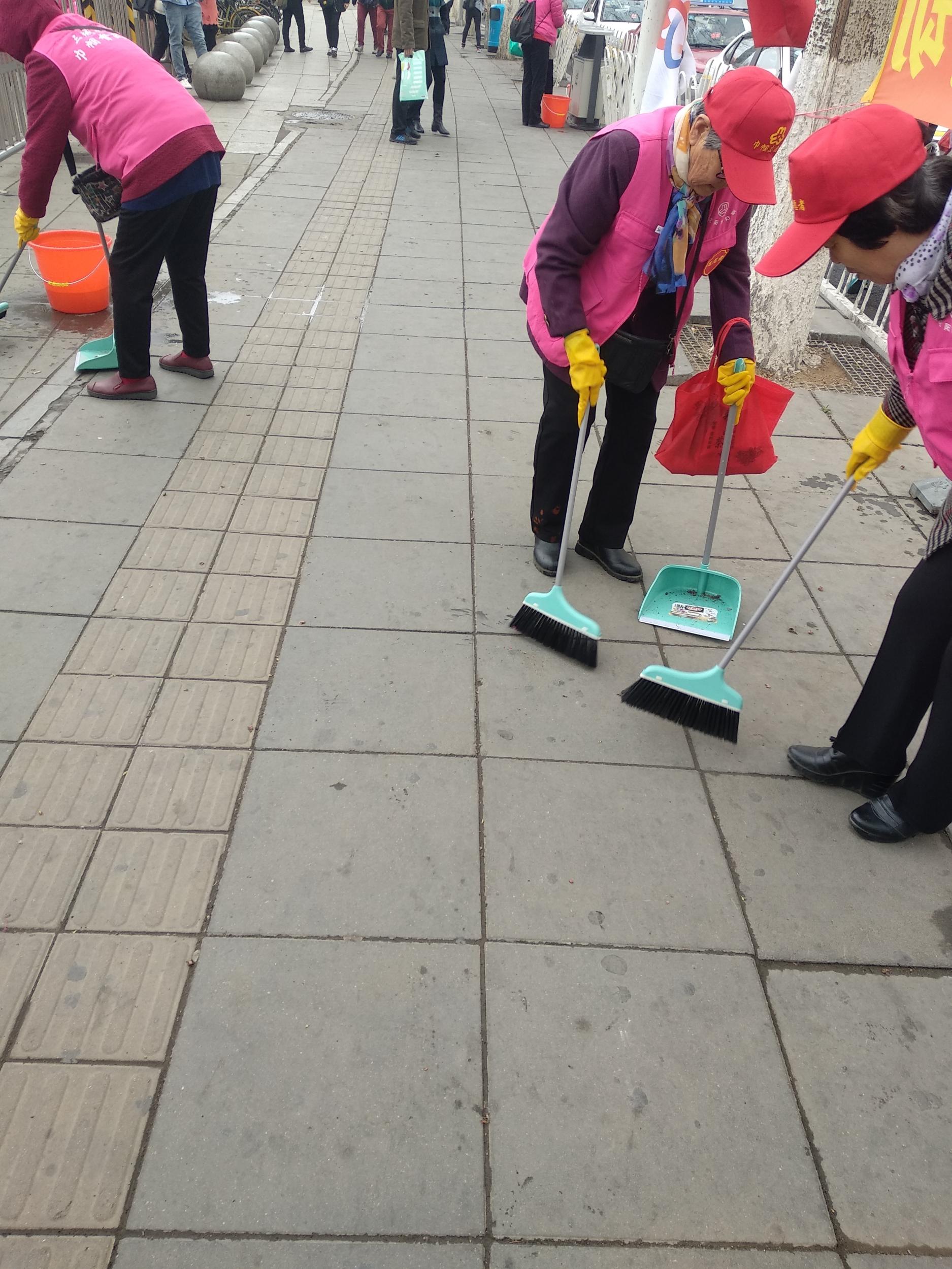 奥体社区开展“优化环境作表率推动振兴当先锋”共产党员社区奉献日活动