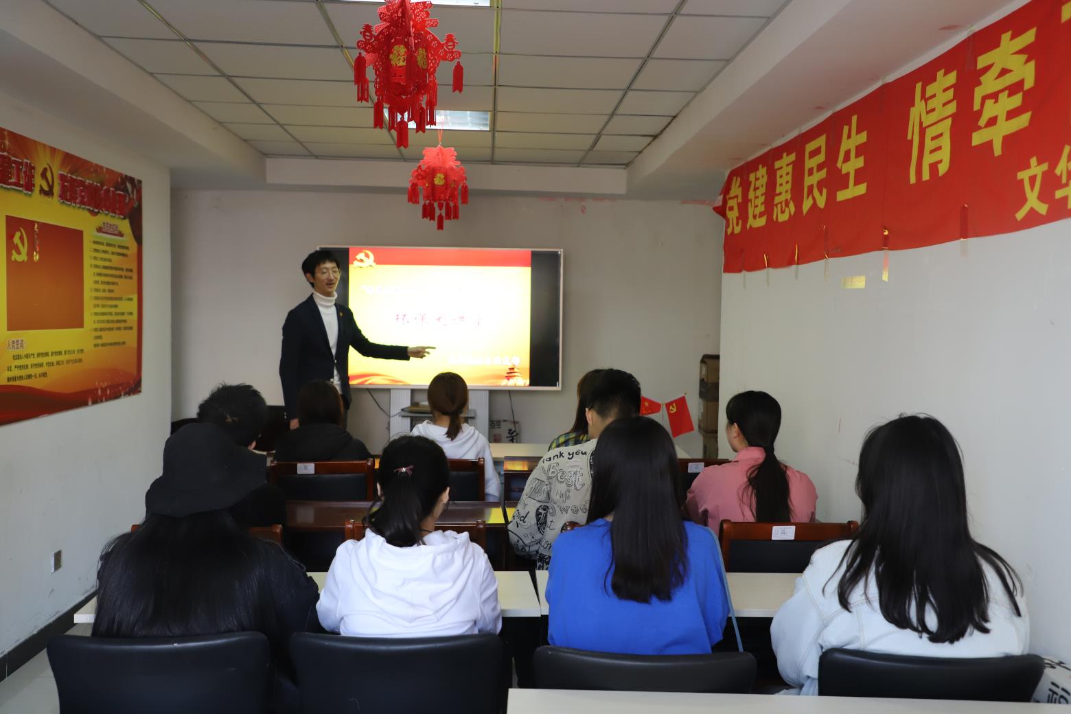 文华苑社区团支部开展“清洁农村人居环境·青春助力乡村振兴”主题环保讲座